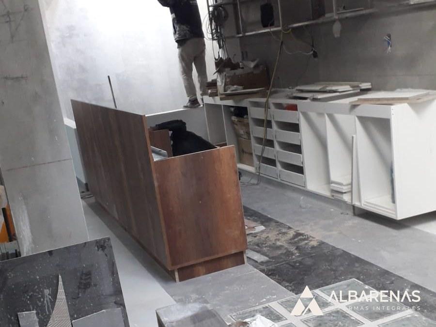 Cocina de local · instalación de muebles