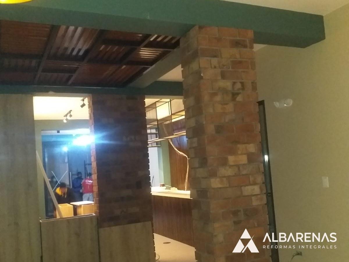 Local · columna en ladrillo visto