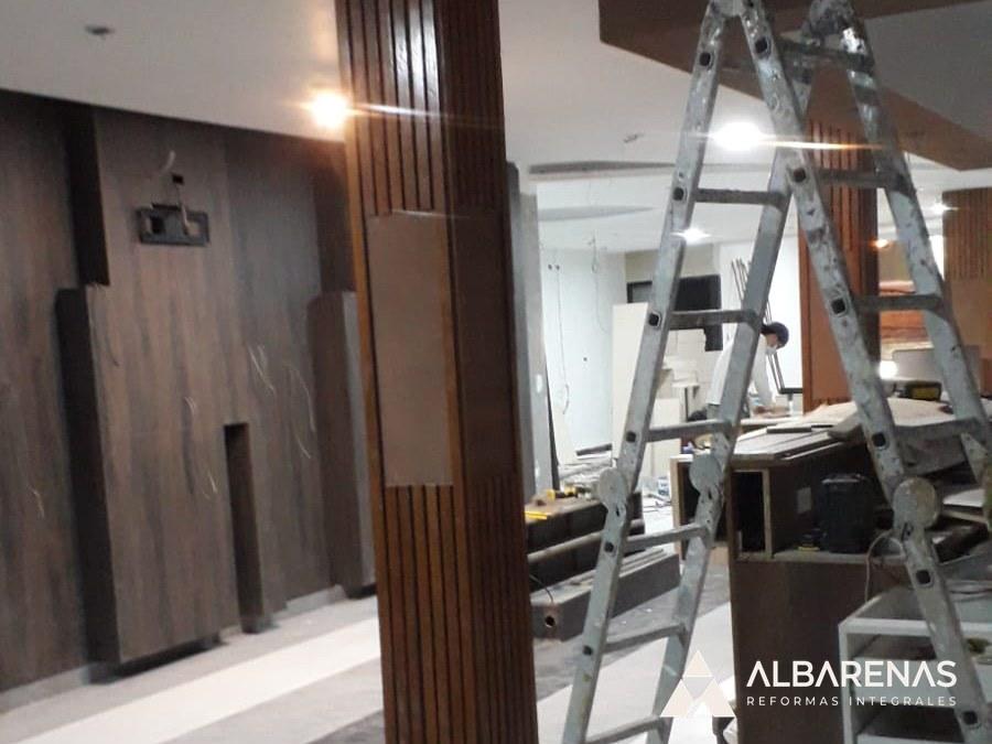 Local · columna revestida en madera