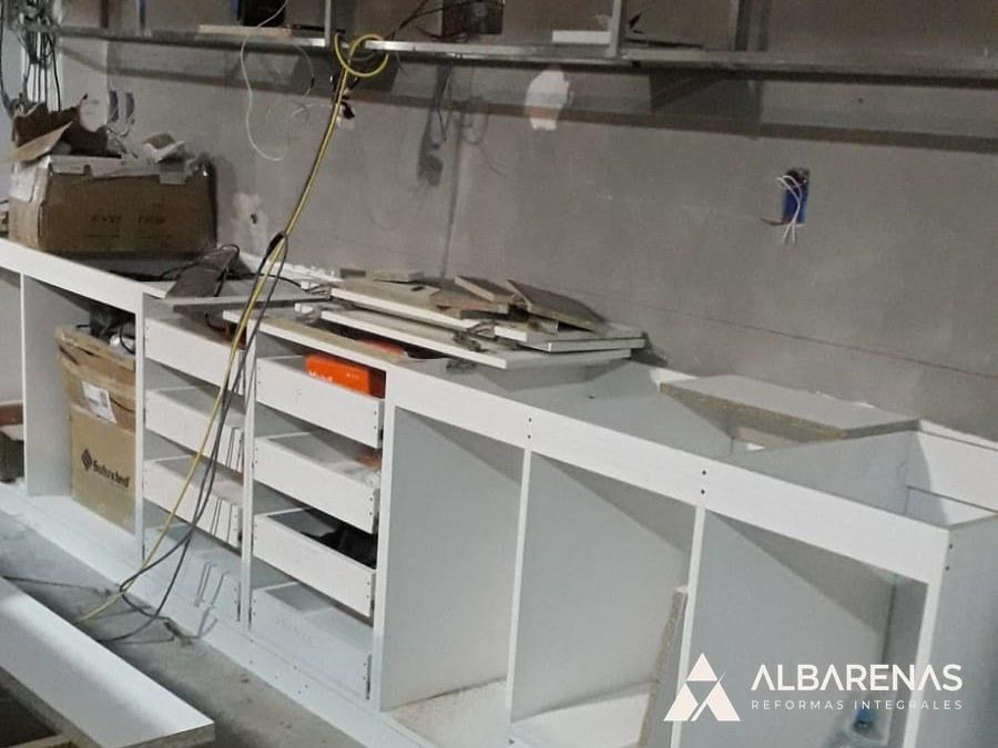 Cocina de local · muebles en blanco