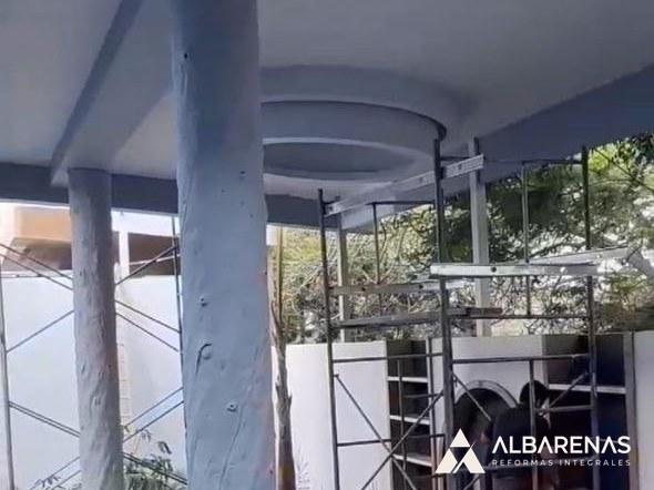 Local · terraza con columnas decorativas