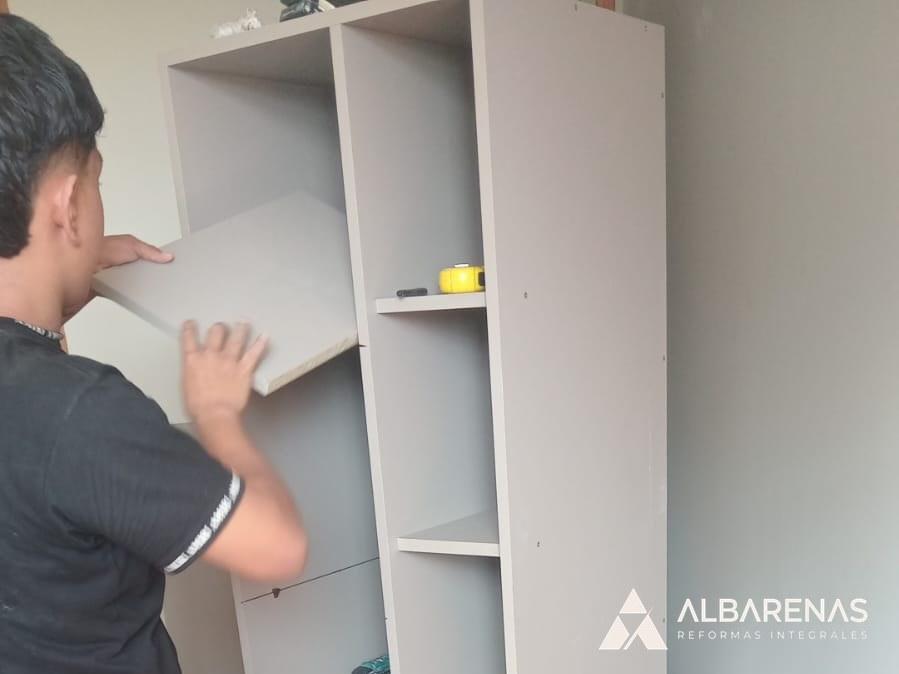 Placar · instalación de estantes, interior