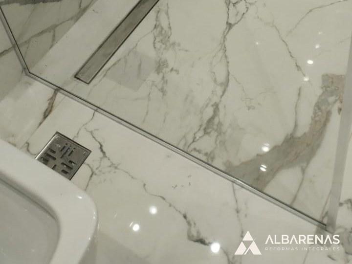Baño · piso con desagüe lineal