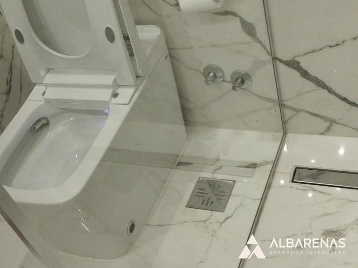 Baño · sanitario y grifería instalados
