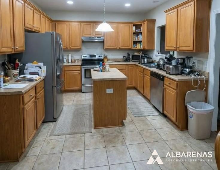 Cocina antes de la reforma: muebles de madera y mesada originales