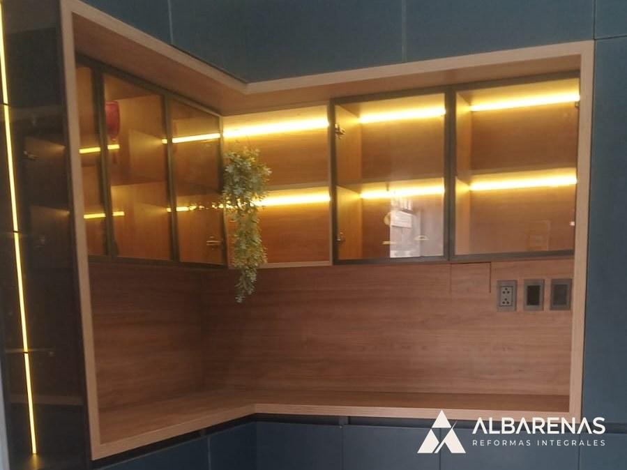 Cocina · alacena a medida en azul petróleo