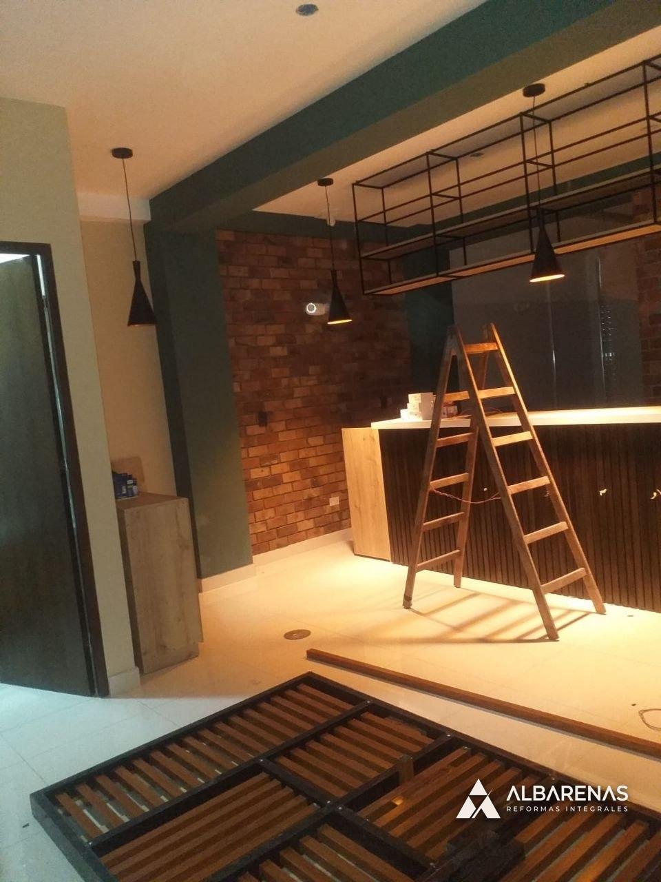 Local · barra y estantería (en obra)