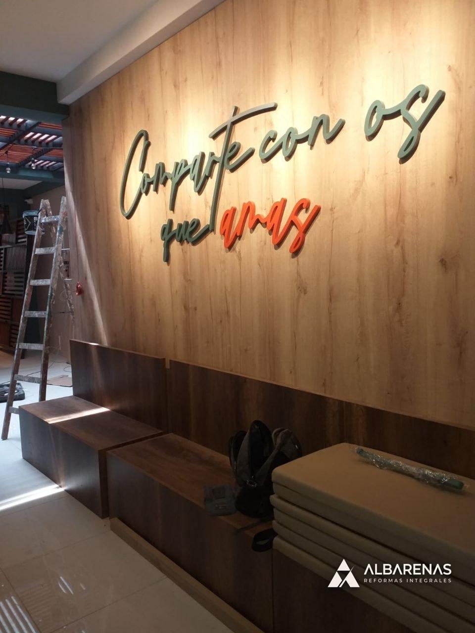 Local · revestimiento de pared y banco a medida
