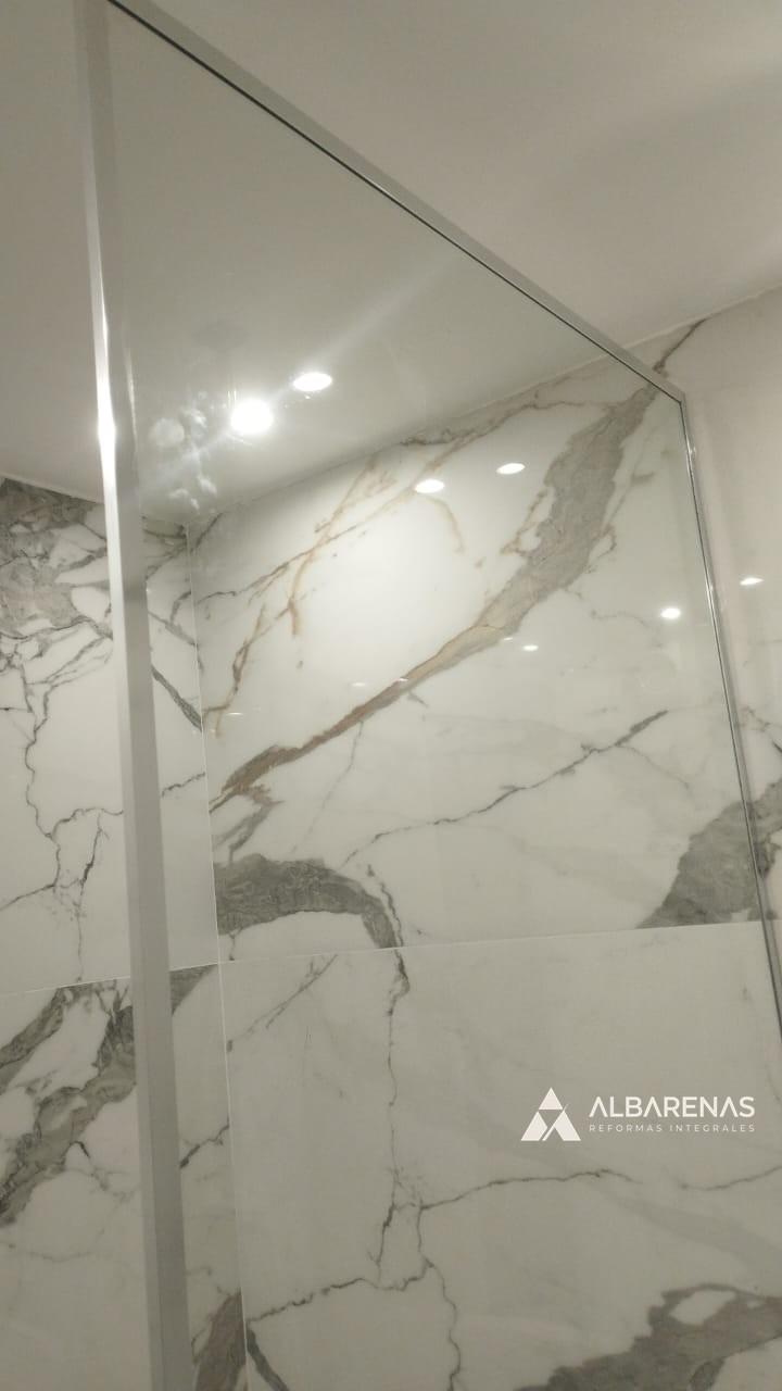 Baño · esquina de ducha en mármol