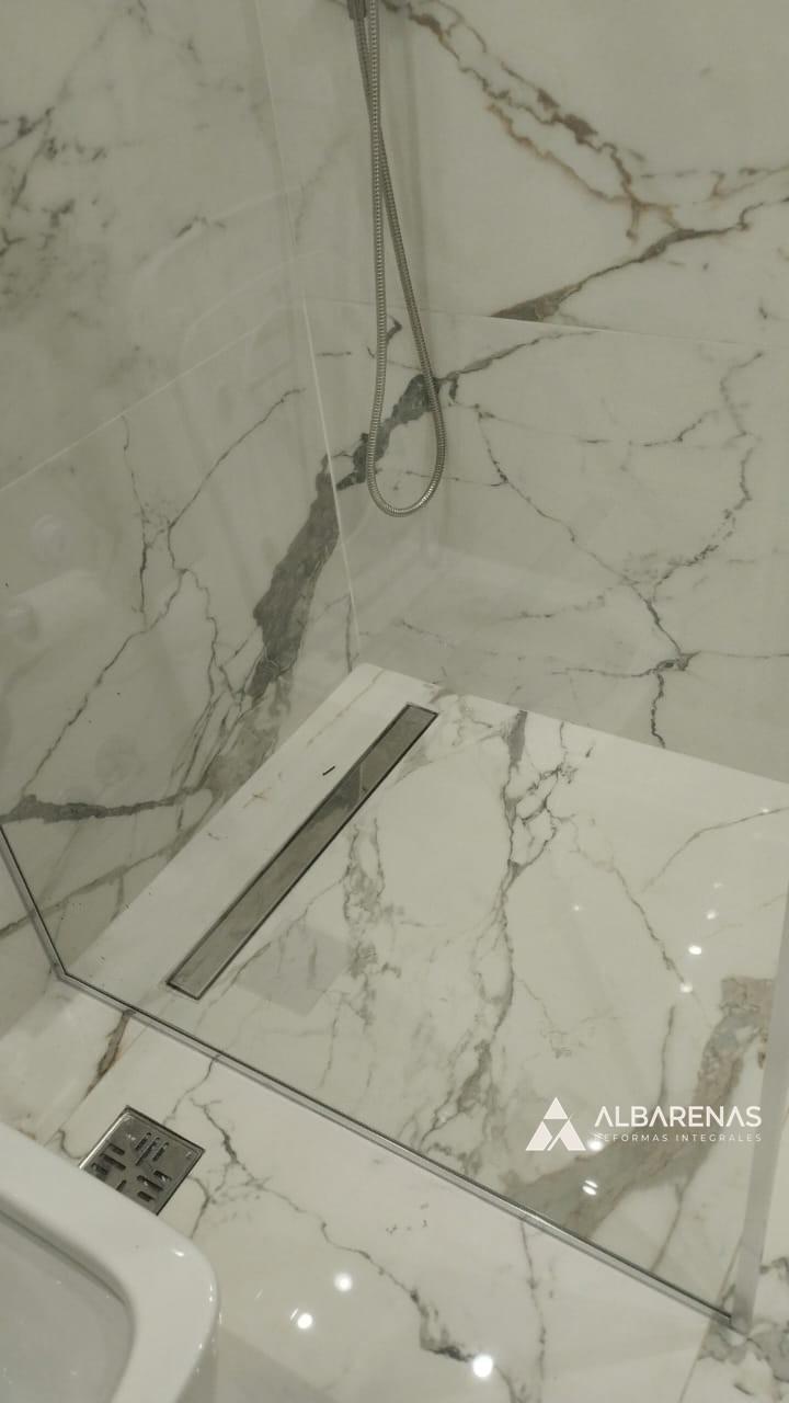 Baño · piso con rejilla lineal